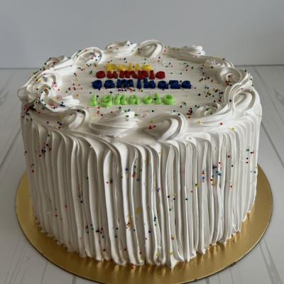 Torta cumpleañera con topper y texto a elección